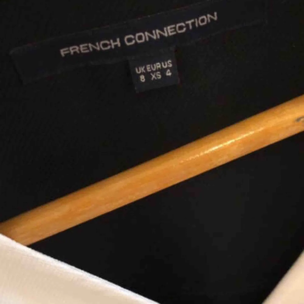 Svart-vit skjorta från French Connection. XS men passar XS-S! Använd fåtal gånger och i felfritt skick 🌈  Nypris: 1100 kr . Skjortor.