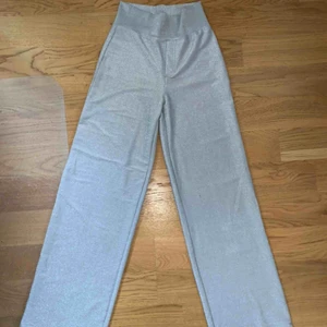  - Glittriga byxor från Bik Bok i storlek S.