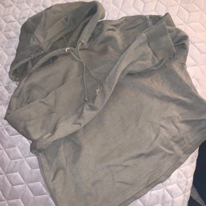  - Gropar grön hoodie 