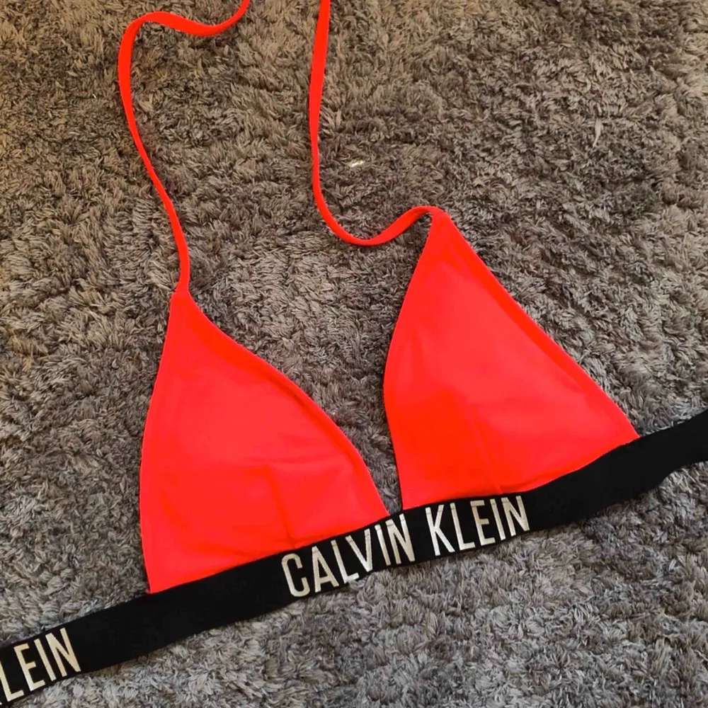 Calvin Klein bikini. Jättefint skick!! Endast överdelen.. Accessoarer.