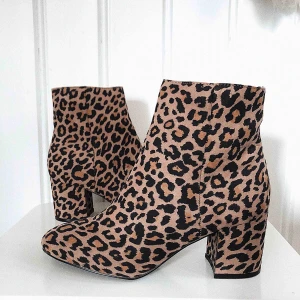  - Suuupersnygga boots ifrån Nelly! Säljer pga kommer ej till användning! Det är storlek 40 men dem är ganska små i storleken. Köpare står för frakt💗