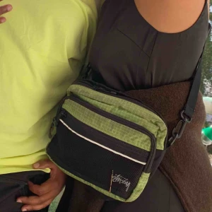  - 🍒Hej jag säljer en stussy väska, nypris var 1020🍒