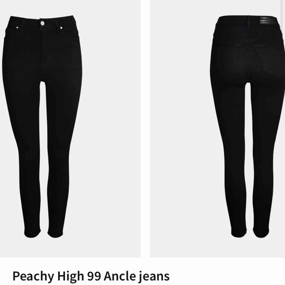 Tajta svarta jeans. Säljer pga jag aldrig använt de! Nyskick. Säljare står för frakt❤️ De är smala i midjan och skulle säga att de sitter mer som S!. Jeans & Byxor.