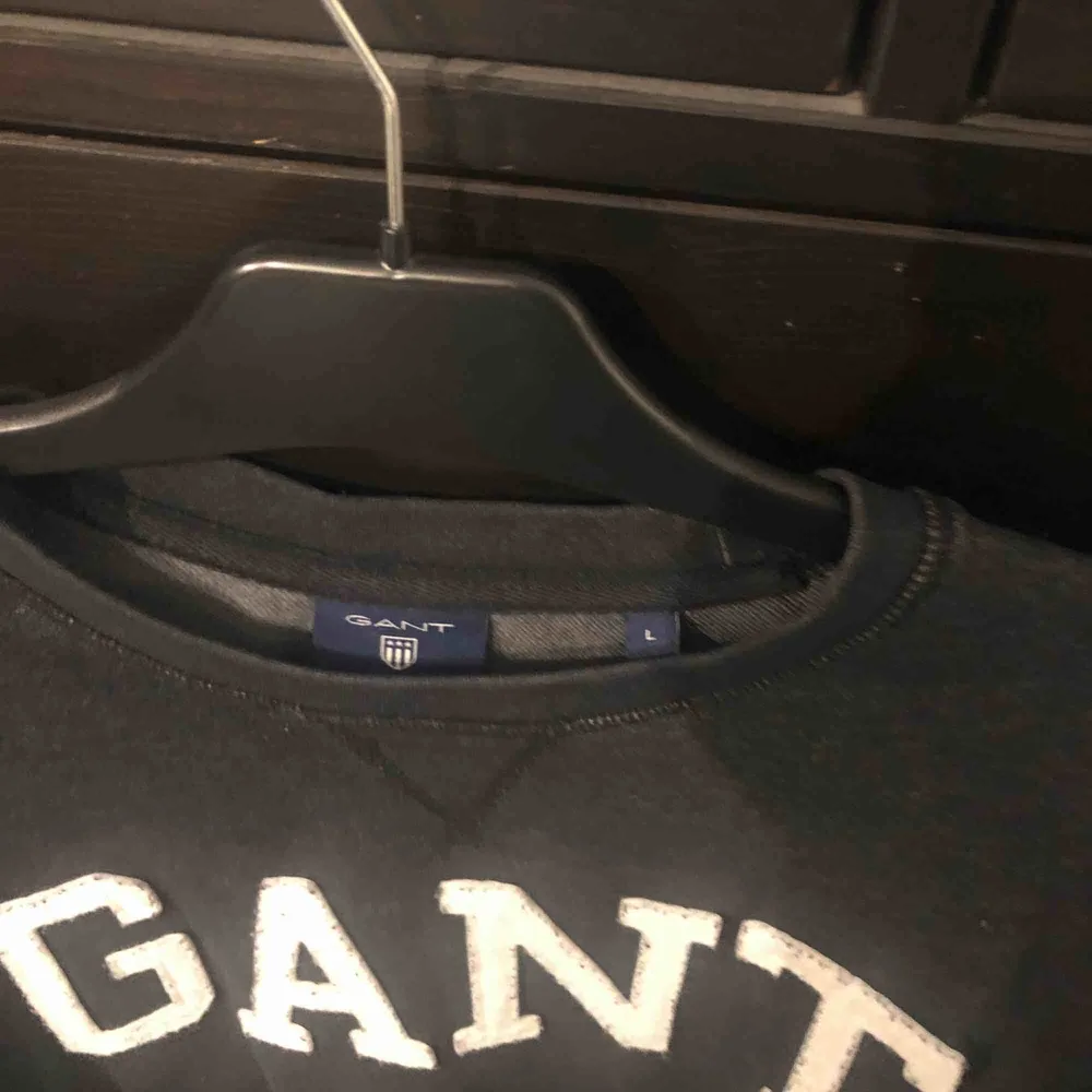 Äkta Mörk Grå Gant Sweatshirt Inte min stil så den säljs, oversized på mig som är en liten M. Knappt använd, och i väldigt bra skick Fraktas eller möts upp. Frakt står köpare för.. Hoodies.