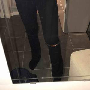 Ett par svarta bootcut jeans med små hål på knäna från Märket ”crocker”. Säljer pga att dem är för små💖 har inte använt dem så mycket. Skriv gärna om du har några frågor! Pris kan diskuteras! 