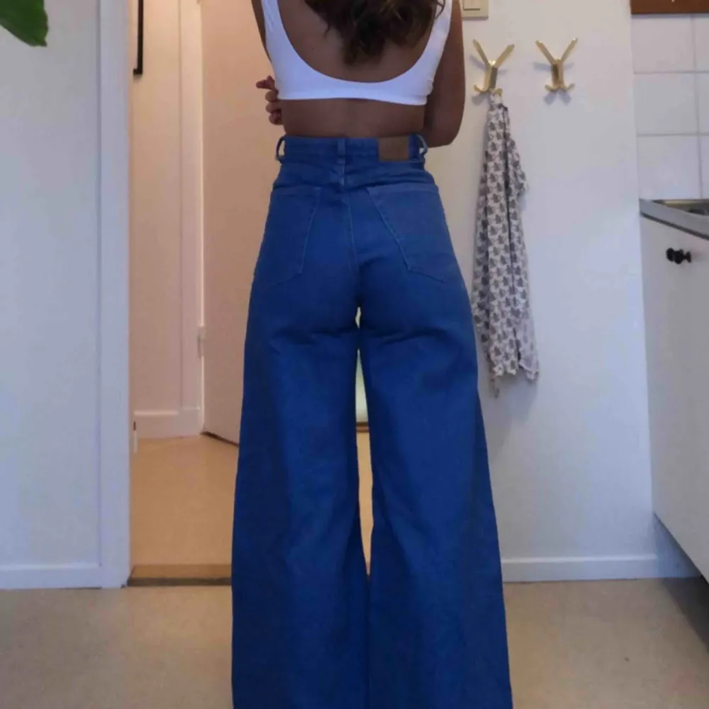 Coola jeans ifrån Weekday med väldigt vida ben och snygg blå tvätt. Säljer för 299 exklusive frakt 🌟. Jeans & Byxor.
