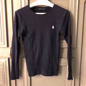  - Blå tröja från Ralph lauren!  Använd, men i fint skick!  Storlek: S  Frakt tillkommer 📦