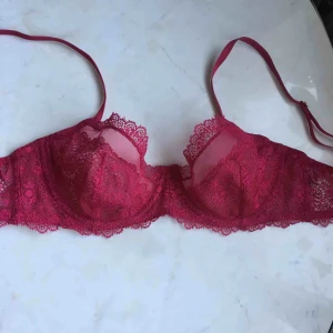  - Supersnygg bh med fina detaljer ✨  SÅLD