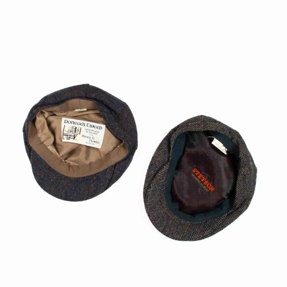 Set of two unisex vintage tweed flat caps 1. Donegal tweed, handwoven in Ireland for Kevin & Howlin, Dublin. Label: 59 2. Stetson, Label: 57 M Free shipping! Price is final! Read the full description at our website majorunit.com No returns  . Accessoarer.