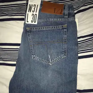 Helt nya jeans, dem är rätt små i storleken skulle säga att dem passar någon med w 29-30 längden är normal.  Nypris:1399kr