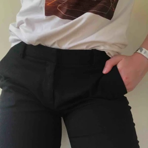  - säljer mina svarta kostymbyxor pga att dom blivit försmå, köpta för 400kr! Sömmen har gått upp på ena benet vid fotleden (se sista bilden), men inget man ser eller märker 