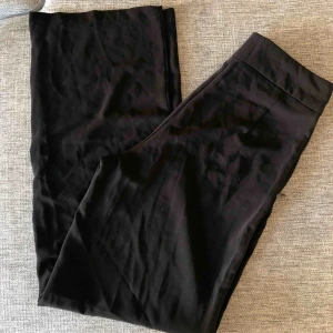  - Lite utsvängda byxor hela vägen från Bikbok! Supersköna men för små för mig. 