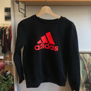  - Adidassweatshirt i strl 152 (barnstorlek) passar som en XS. Om du är lång så blir nog armarna för lite för korta:) rödorange tryck. 