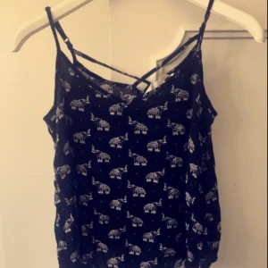  - Linne med elefanter. Från h&Ms cochella kollektion. Storlek:38. Pris:40kr