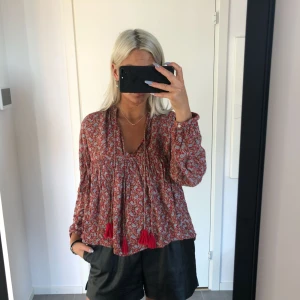  - Bohemblus. Använd och tvättad en gång.