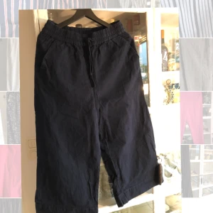  - Bomullsbyxor från Monki ankellånga och lite bredare.  Mörkt marinblå men ngt tvättmatta. Väldigt fin modell. Fraktar mot kostnad, har katt.