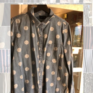  - Denimskjorta från Monki, använt skick. Fraktar mot kostnad, har katt.