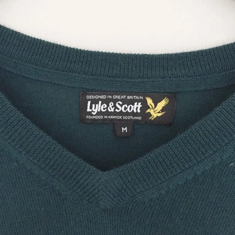 Lyle & Scott tjocktröja i mörkgrön ull, aldrig använd (kanske 1 gång). . Tröjor & Koftor.