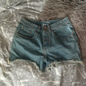  - Högmidjade jeansshorts från Bikbok i stl M. 