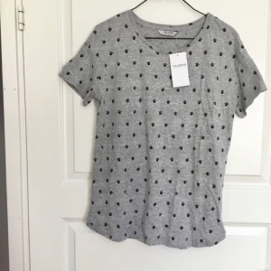  - Helt ny T-shirt från Pull&Bear i storlek M (prislapp på). 50kr + frakt eller mötas upp i Stockholm 