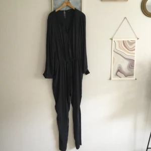  - Marinblå Jumpsuit från Gina Tricot använd 1 gång. 