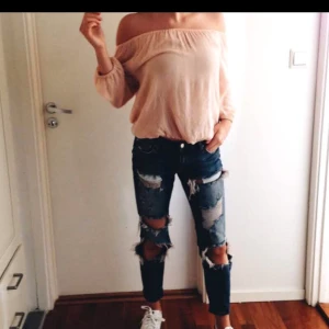  - Säljer mina FAVORITjeans från Zara. Köpta för ca två år sedan men inte använda mer än ca 5 ggr. Nypriset låg runt 500-600 kr. Går att fixa mer bilder om det behövs ✨✨
