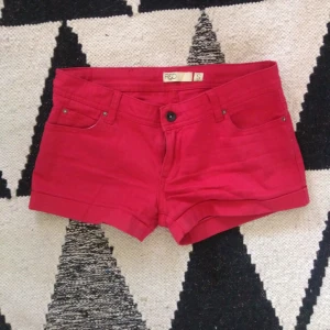  - Röda korta shorts från Red Label Carlings. Två bakfickor, två/tre framfickor. Gratis frakt!