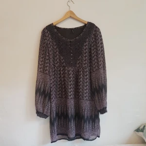  - Mönstrad klänning / tunika från soyaconcept i storlek Large (Jag är en 36:a och har använt den och vill gärna att det är oversize, det är meningen eftersom det trots allt är en tunika!   I fint begagnat skick!
