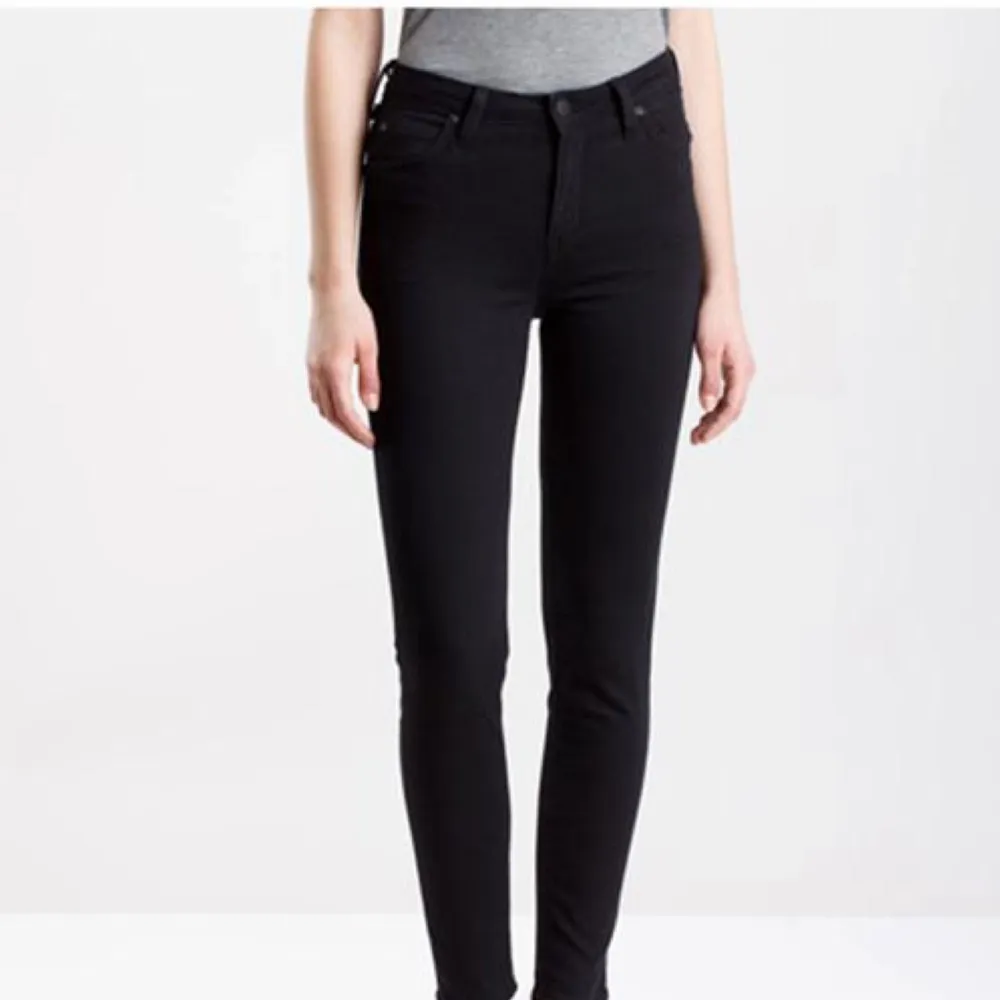 Grå/svarta jeans från Lee i storlek XS, 25/29 😊 Supersnygga och sköna jeans med dragkedjor som detaljer längst ner på byxbenen. Köptes för 899kr men säljer för endast 199kr + frakt, tar swish. . Jeans & Byxor.