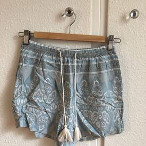 Ljusblå mönstrande shorts. Storlek XS.  Hämtas i Uppsala eller skickas mot fraktkostnad!