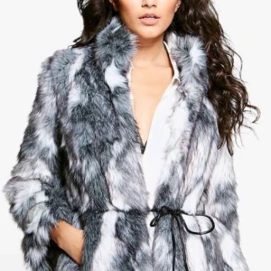  - Grå fin fake pälsjacka, använd en gång 