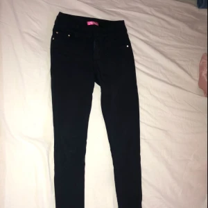  - Ett par blåa byxor som är stretchiga. Dem har vissa detaljer som tillexempel pärlor back och fram vid fickorna. Har alltid fått förfrågningar vart dem kommer ifrån när jag har haft dem på mig. Dem har inga hål i sig och är bra skötta.