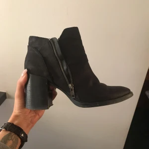  - Gamla välvårdade favoriter, lite slitna på klacken bara men inget allvarligt, är såna där klackar man kan gå i hela dagen utan att få ont 🙌🏻 och har alltid fått komplimanger på dom 😄