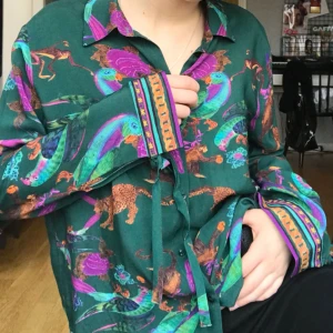  - Skjorta från hm trend, använd 1 gång. Har vanligtvis storlek 36 så sitter oversize på mig då den är storlek 40. Möts upp i Stockholm annars tillkommer frakt. 