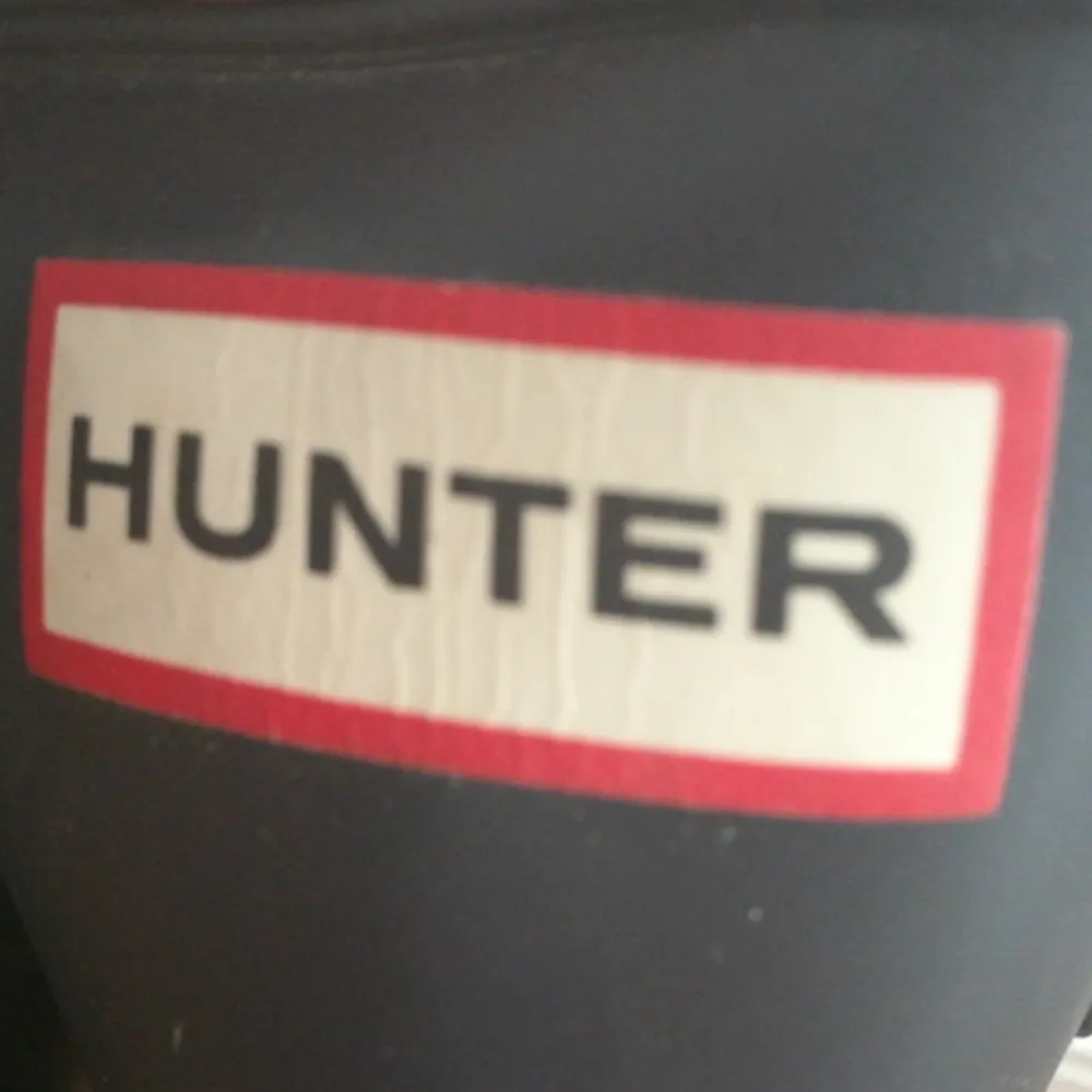 Ett par Hunter som jag köpte i England. Och det är äkta. Jag använde det en gång. Superbra skick. Mörkblåa gummistövlar. 👍 👍 . Skor.