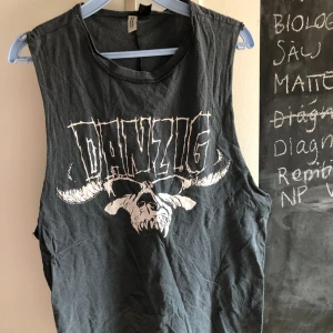  - Grått oversize linne som är öppen vid armarna från H&M mdd tryck på, sparsamt använd! Köparen står för frakt🌸