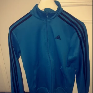  - Blå adidaströja i storlek 164!  Bosatt i Västerås. DM:a vid intresse! Pris kan diskuteras. Inga byten. Köparen står för eventuella fraktkostnader. 😃 tar swish & kontanter. 💸