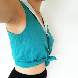  - Inklusive frakt! Skitsnygg turkosa knyttopp med fina detaljer! Jag har använt den som knyttopp men den är lång nog att ha instoppad i midjan (kan skicka bilder om nån vill). Skulle säga att den passar en xs-m beroende på vilken passform man vill ha (jag är en s). Köpt secondhand men är verkligen i jättebra kvalitet. De små broderierna på kragen är väldigt fint gjorda!