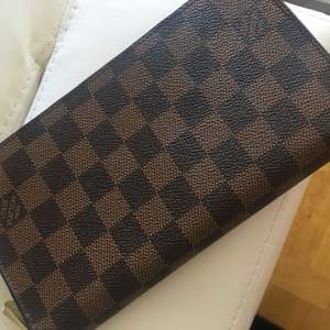 Säljer min äkta Louis Vuitton plånbok, size L. Endast använd en gång så den är i nyskick. 