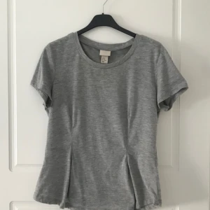  - Grå t-shirt från H&M, passar storlek 38-40.  Välj två toppar/t-shirts/tröjor från mina annonser så får ni den ena för halva priset!