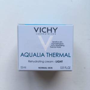 Ansiktskräm Vichy Aqualia Thermal. Obruten förpackning. Återfuktande, hypoallergen och anpassad för känslig hy✨ ord. Pris 80kr