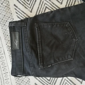  - Levis denim curves storlek 27.