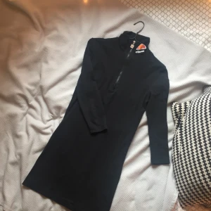  - svart klänning med polo och dragkedja från ellesse. står storlek 10 (38) men passar nog XS-M då den är stretchig!