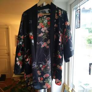 Jättefin kimono, perfekt till sommaren! Är köpt i en vintage butik, och har bra kvalitet 