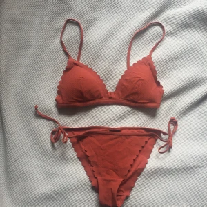  - superfin bikini från h&m som dessvärre inte sitter riktigt bra på mig, därav är den endast använd en gång så i nyskick! uttagbar vaddering i toppen.