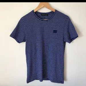 Acne T-shirt storlek xs, vet inte säkert om den är äkta. gratis frakt. inte mina bilder.