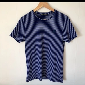 acne tröja - Acne T-shirt storlek xs, vet inte säkert om den är äkta. gratis frakt. inte mina bilder.