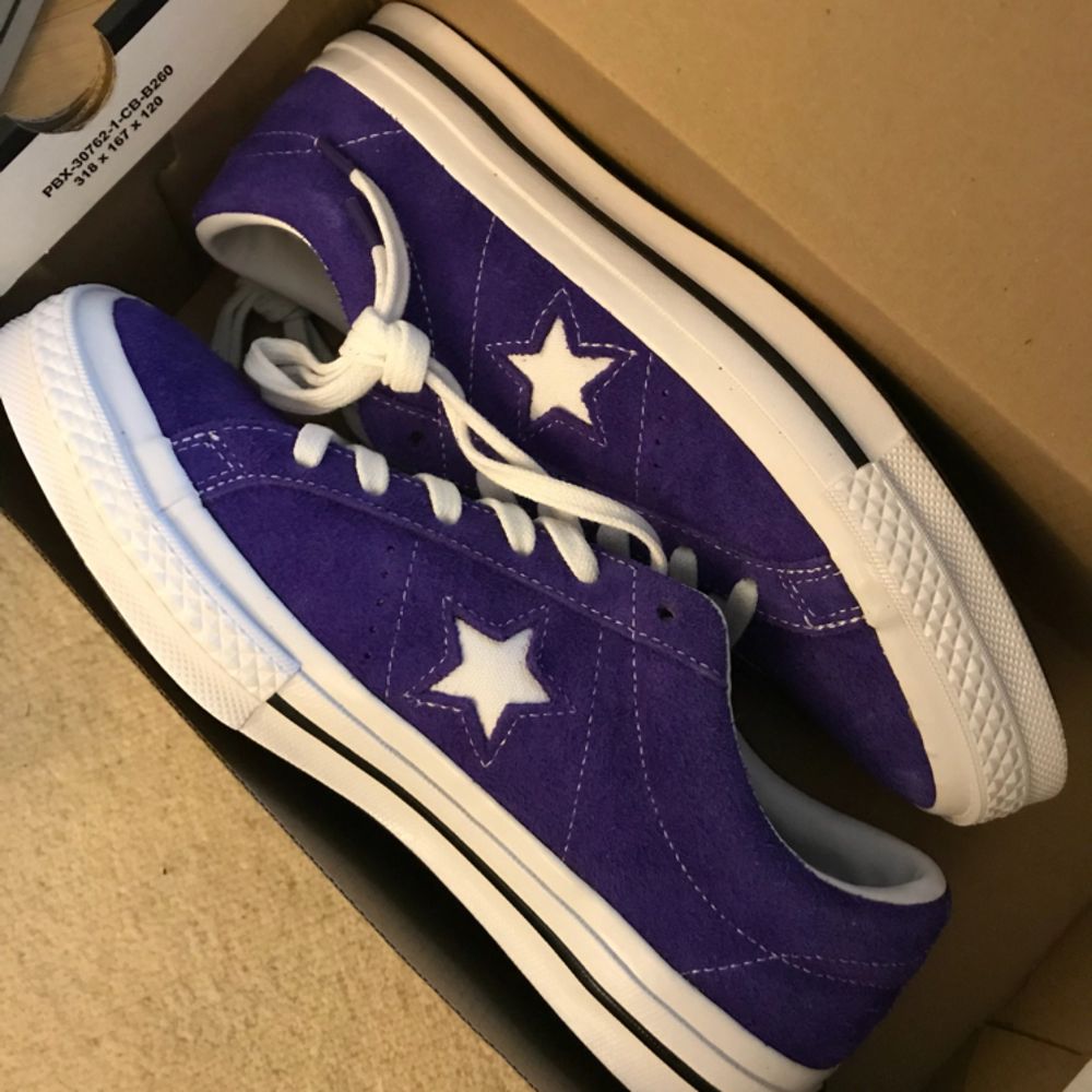 Converse one star court purple size 7 . Helt nya och oanvända. Skor.