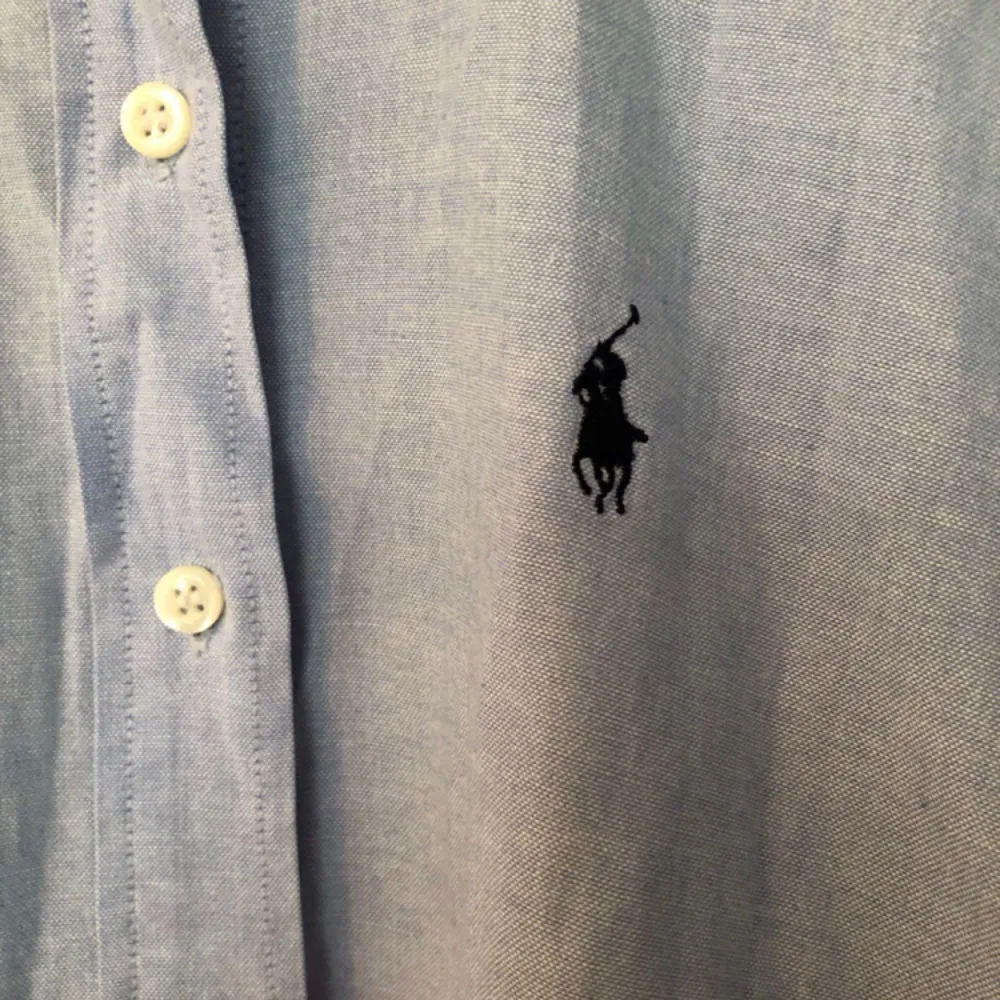 Ljusblå Ralph Lauren-skjorta strl M men kan passa S.. Skjortor.
