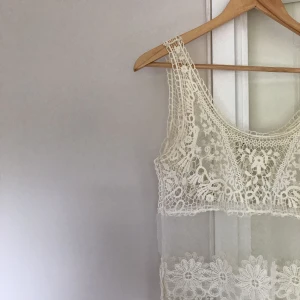  - Somrigt linne i spets  Du betalar frakt!  Skickar gärna fler bilder 😊